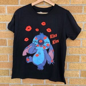 Disney Lilo & Stitch graphic t-shirt with red Kisses Women’s size medium -M- 💋